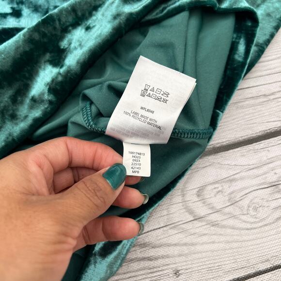 On 34th Women's Short-Sleeve Relaxed Green Velvet T-Shirt Size XL - Picture 7 of 9